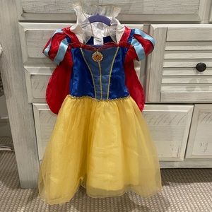 Kids Snow White Halloween costume.